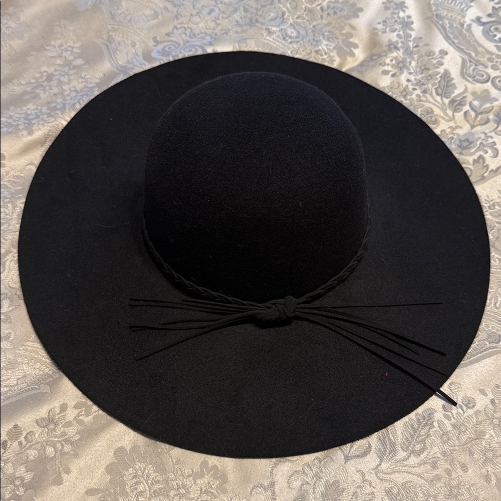Chic Black Wide-Brim Hat